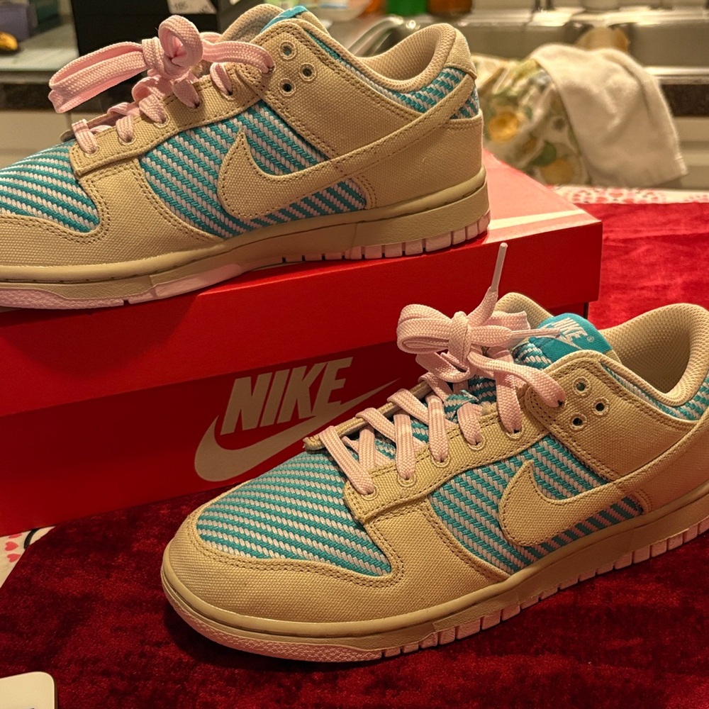 Nike Dunk lo acqua lite pink beige Sneakers Pink/Blue Stripes new not worn 8-9